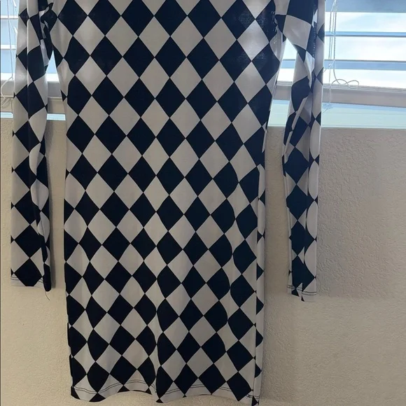 Black and White Diamond Pattern long sleeve bodycon Dress - Picture 3 of 5